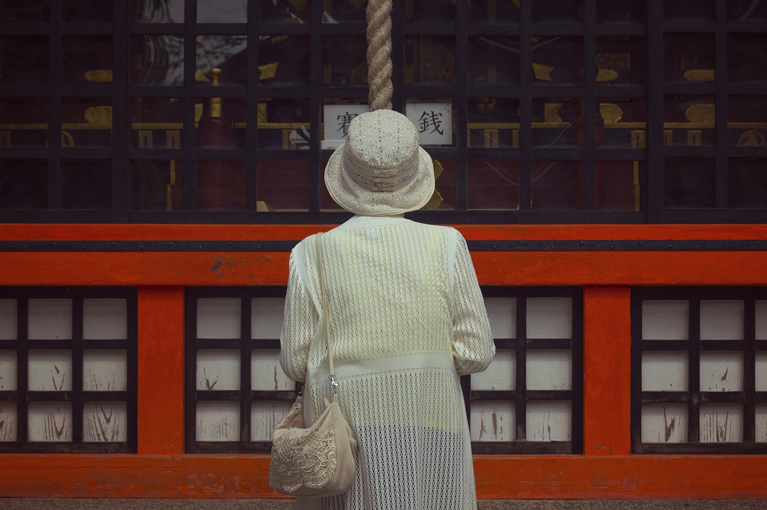Giulia Brunetti - photography of an old lady praying in Kyoto