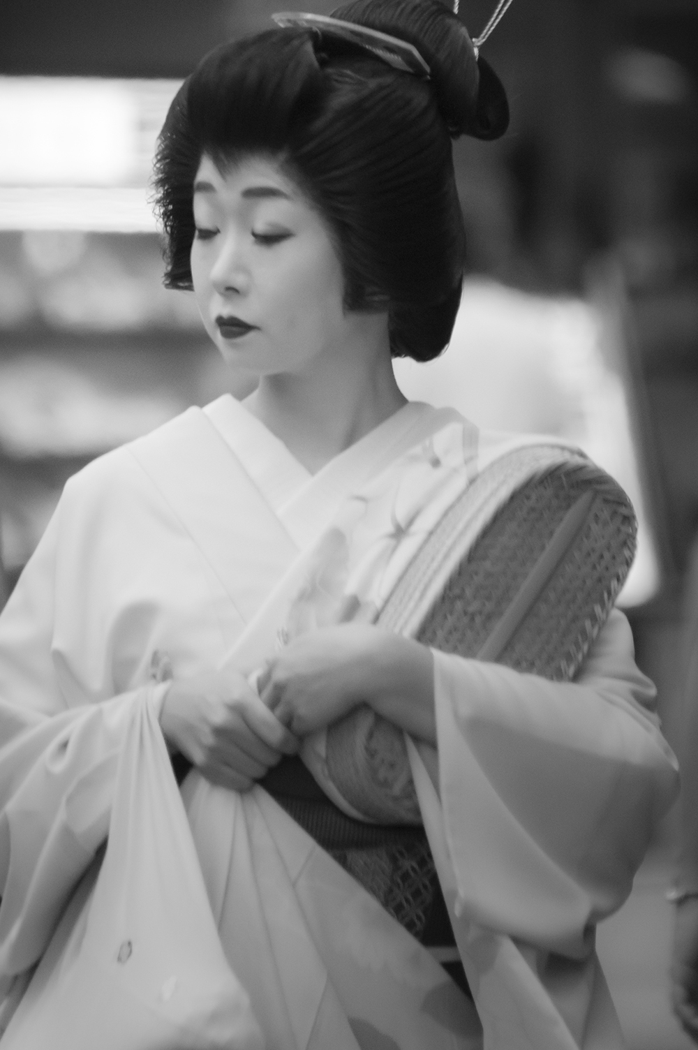 Giulia Brunetti - photography of a maiko in the streets of Kyoto