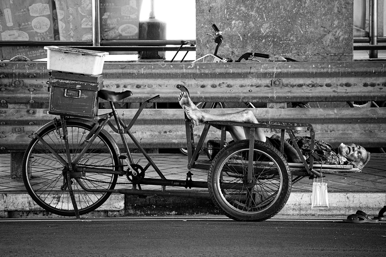 Giulia Brunetti - photography of an old man resting on a rickshaw in Singapore