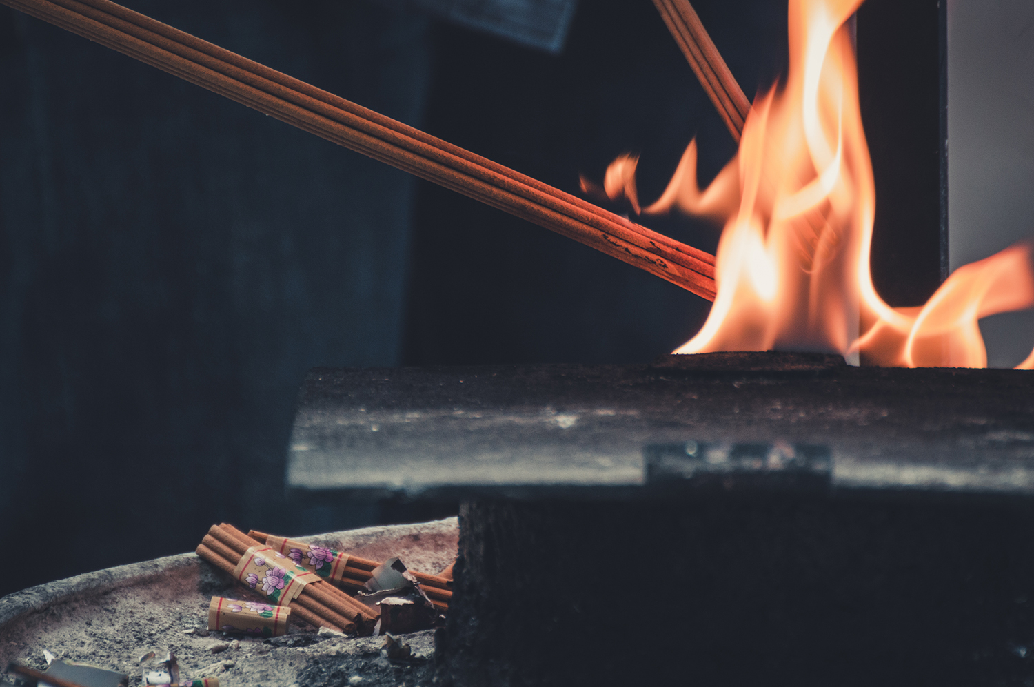 Giulia Brunetti - photography of incense burning in Shanghai